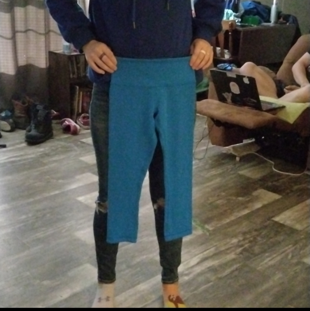 Size 2 lulu lemon Capri leggings - Picture 4 of 4